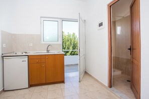 Ducha, secador de pelo, toallas, jabón