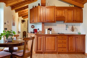 Kühlschrank, Herdplatte, Wasserkocher mit Kaffee-/Teezubehör