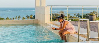 Family home w/hot shower/rooftop pool 5 min to Marine national park&Haller Park