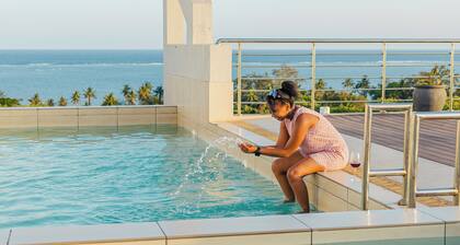 Family home w/hot shower/rooftop pool 5 min to Marine national park&Haller Park