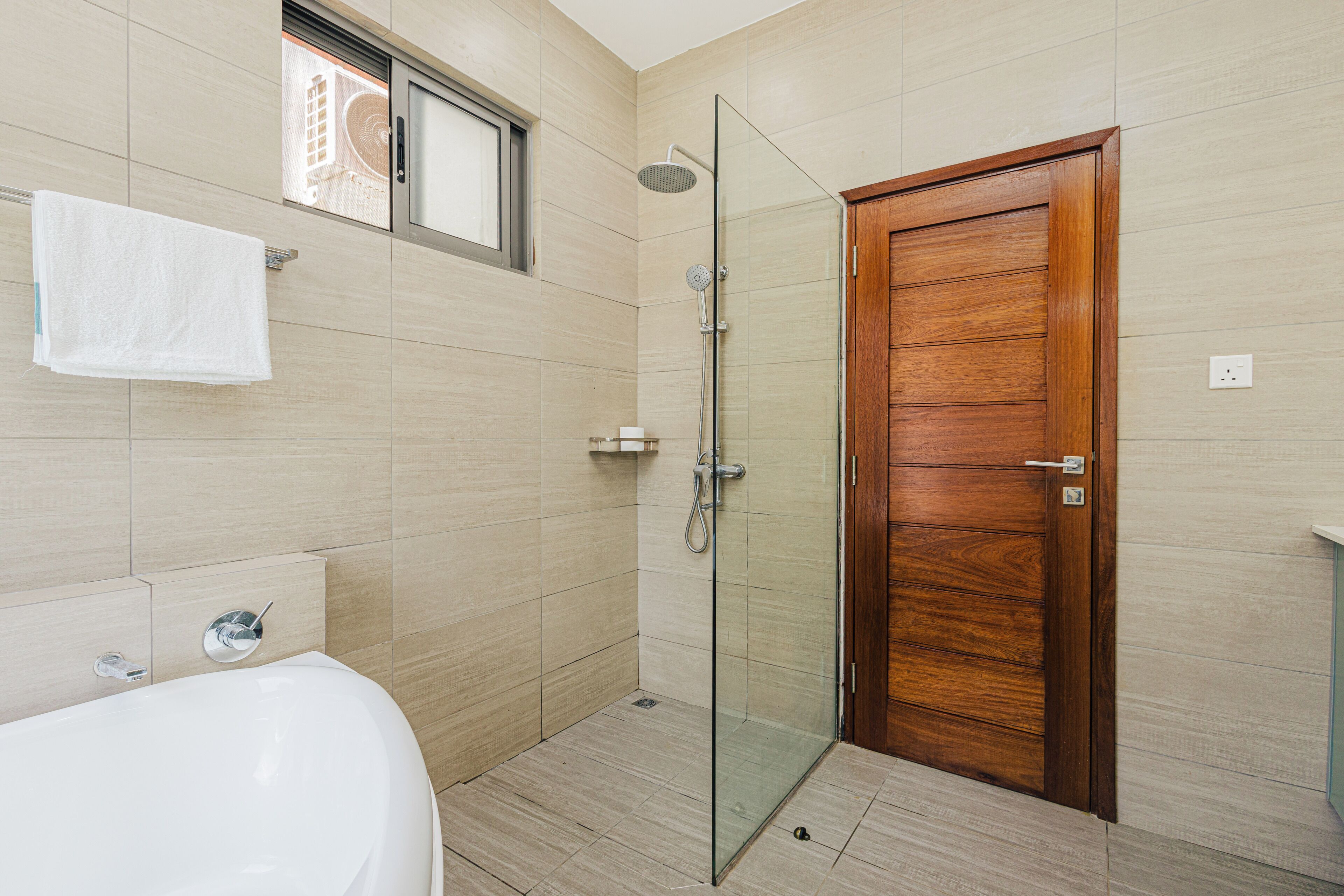 Shower, hair dryer, bidet, towels
