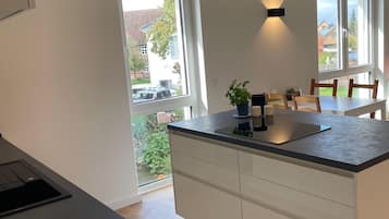 Jääkaappi, mikroaaltouuni, uuni, liesi