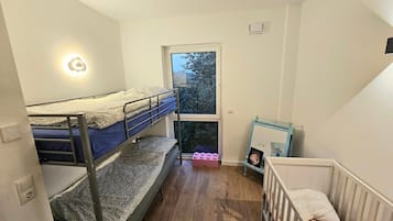 Tabla de planchar con plancha, wifi y ropa de cama