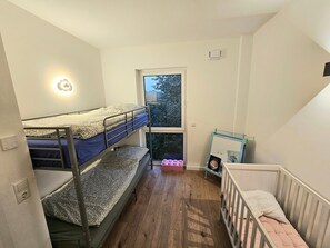 Tabla de planchar con plancha, wifi, ropa de cama