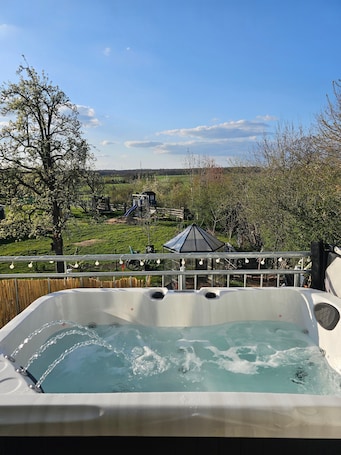 Outdoor spa tub. Feel-Good Oasis Near the Trade Fair