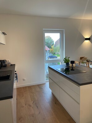 Frigorífico, microondas, horno y placa de cocina