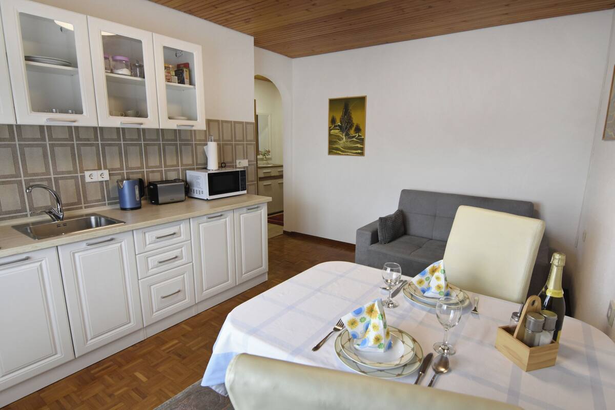 아파트, 침실 1개, 발코니, 정원 전망 | 거실