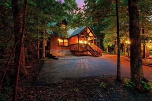 Exterior - *Charming 3BD w/ Hot Tub | Arcades + Pool Access* (Sevierville)
