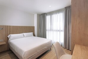 Basic Double Room | Soundproofing, free WiFi - Hotel Iriguibel Arrosadía (Pamplona)