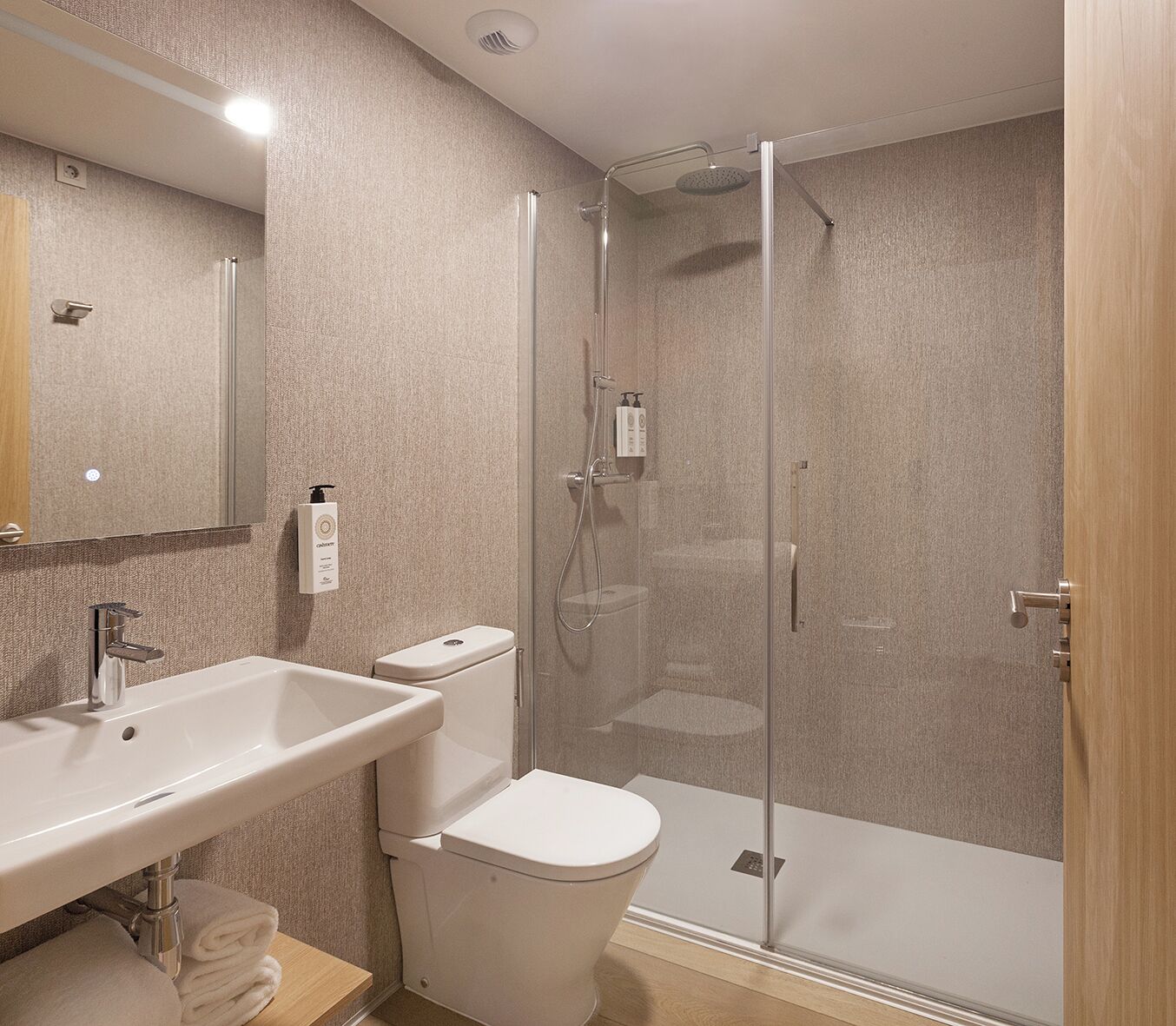 Basic Double Room | Bathroom