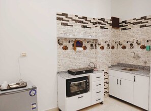 Eigene Küche | Kühlschrank, Ofen, Herdplatte, Kochgeschirr/Geschirr/Besteck