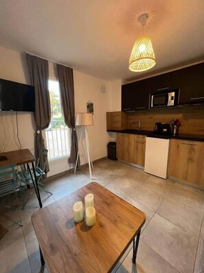 Fridge, microwave, toaster, cookware/dishes/utensils - Casa Pinare - Apartment with swimming pool - Lecci (Lecci)