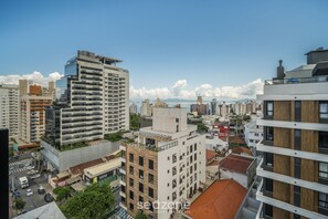 Un immeuble de grande hauteur, doté de nombreux étages, de grandes fenêtres et d’une terrasse sur le toit.