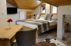 Romantische Suite, Stadtblick | Zimmersafe, kostenloses WLAN, Bettwäsche