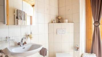 Superior Double Room, Balcony, Mountain View | Bathroom