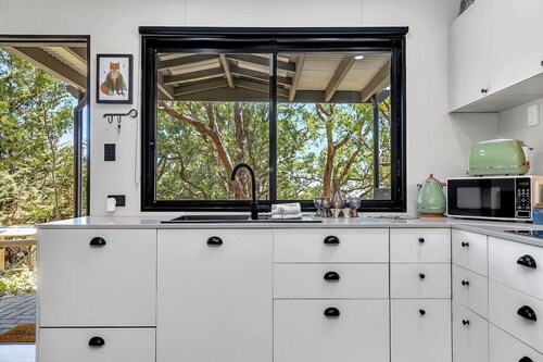 KW Treehouse Luxury Private Farm Escape for 2 with Walking Trails