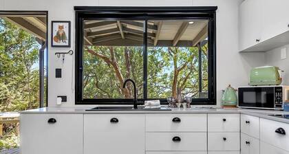 KW Treehouse Luxury Private Farm Escape for 2 with Walking Trails