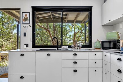 KW Treehouse Luxury Private Farm Escape for 2 with Walking Trails