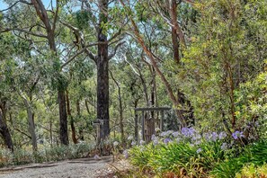 Property grounds - KW Treehouse Luxury Private Farm Escape for 2 with Walking Trails (Crafers West)