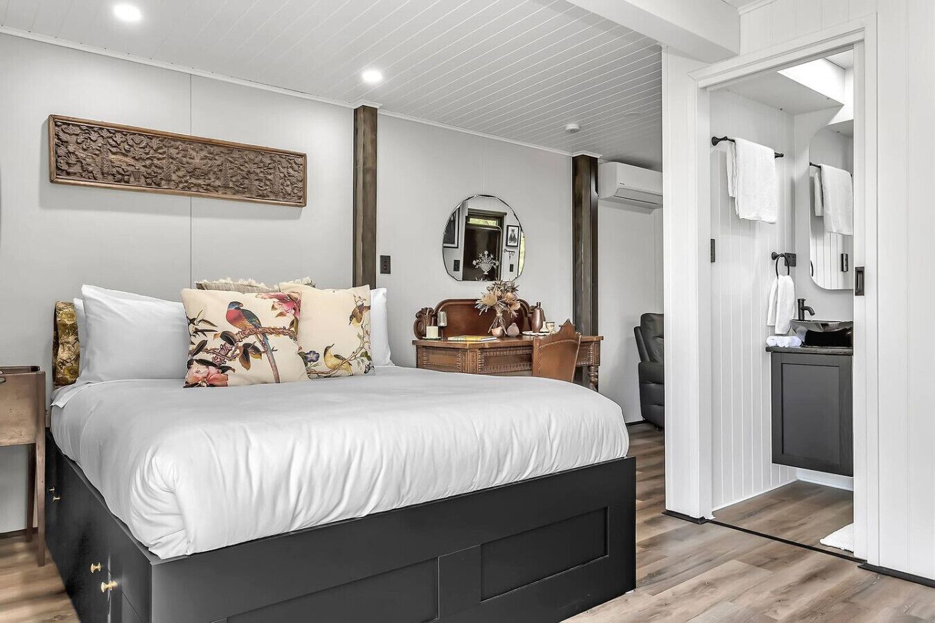 Desk, WiFi, bed sheets