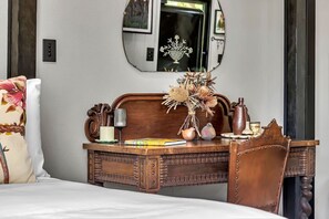 Escritorio, wifi y ropa de cama 