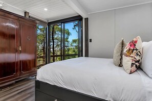 Desk, WiFi, bed sheets - KW Treehouse Luxury Private Farm Escape for 2 with Walking Trails (Crafers West)