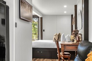 Desk, WiFi, bed sheets - KW Treehouse Luxury Private Farm Escape for 2 with Walking Trails (Crafers West)