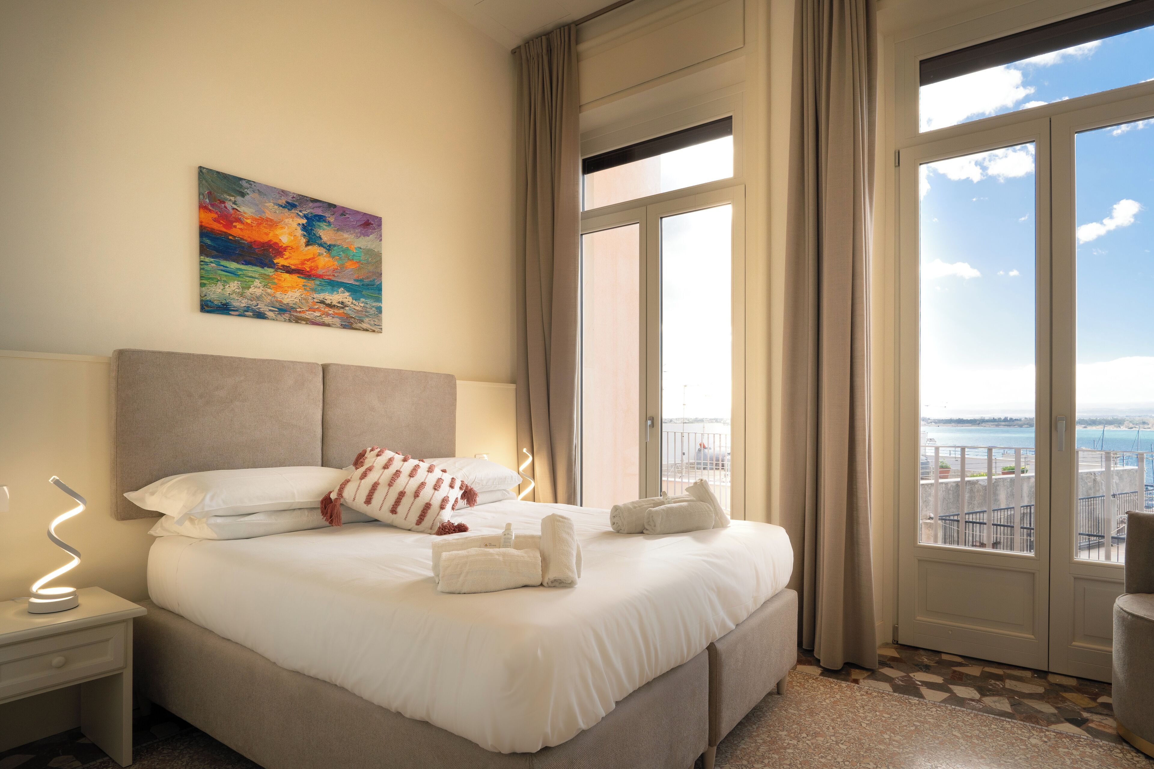 Tabla de planchar con plancha, wifi gratis y ropa de cama 