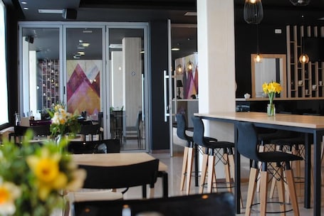 Classic Double or Twin Room, 1 Large Single Bed | Dining. Hotel Porta 2025
