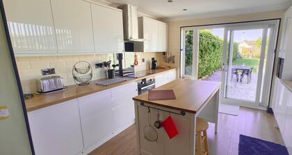 Near Beach - Garden - Pets - Parking - Sleeps 4