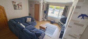 Fireplace - Near Beach - Garden - Pets - Parking - Sleeps 4 (Abergele)