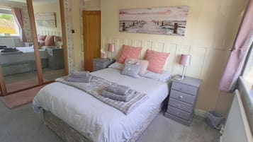 2 bedrooms, iron/ironing board, free WiFi, bed sheets