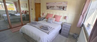 Near Beach - Garden - Pets - Parking - Sleeps 4
