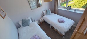 2 bedrooms, iron/ironing board, free WiFi, bed sheets - Near Beach - Garden - Pets - Parking - Sleeps 4 (Abergele)