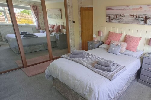Near Beach - Garden - Pets - Parking - Sleeps 4