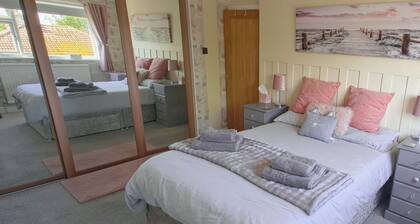 Near Beach - Garden - Pets - Parking - Sleeps 4