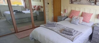 Near Beach - Garden - Pets - Parking - Sleeps 4