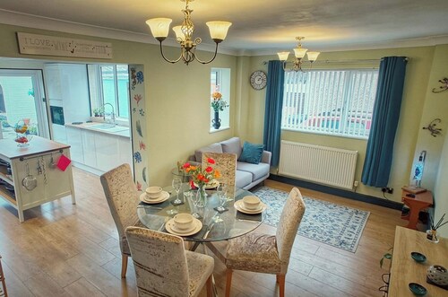 Near Beach - Garden - Pets - Parking - Sleeps 4