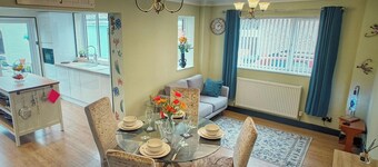 Near Beach - Garden - Pets - Parking - Sleeps 4