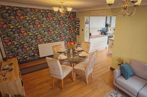 Near Beach - Garden - Pets - Parking - Sleeps 4