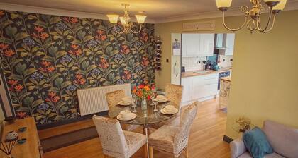 Near Beach - Garden - Pets - Parking - Sleeps 4