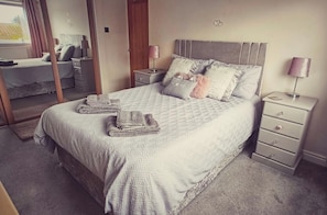 2 makuuhuonetta, silitysrauta/-lauta, ilmainen Wi-Fi, vuodevaatteet