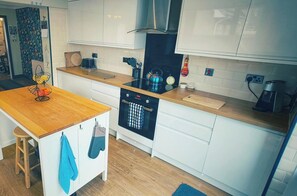 Jääkaappi, mikroaaltouuni, uuni, liesi