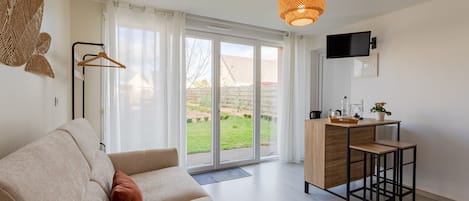 Téléviseur, table de ping-pong