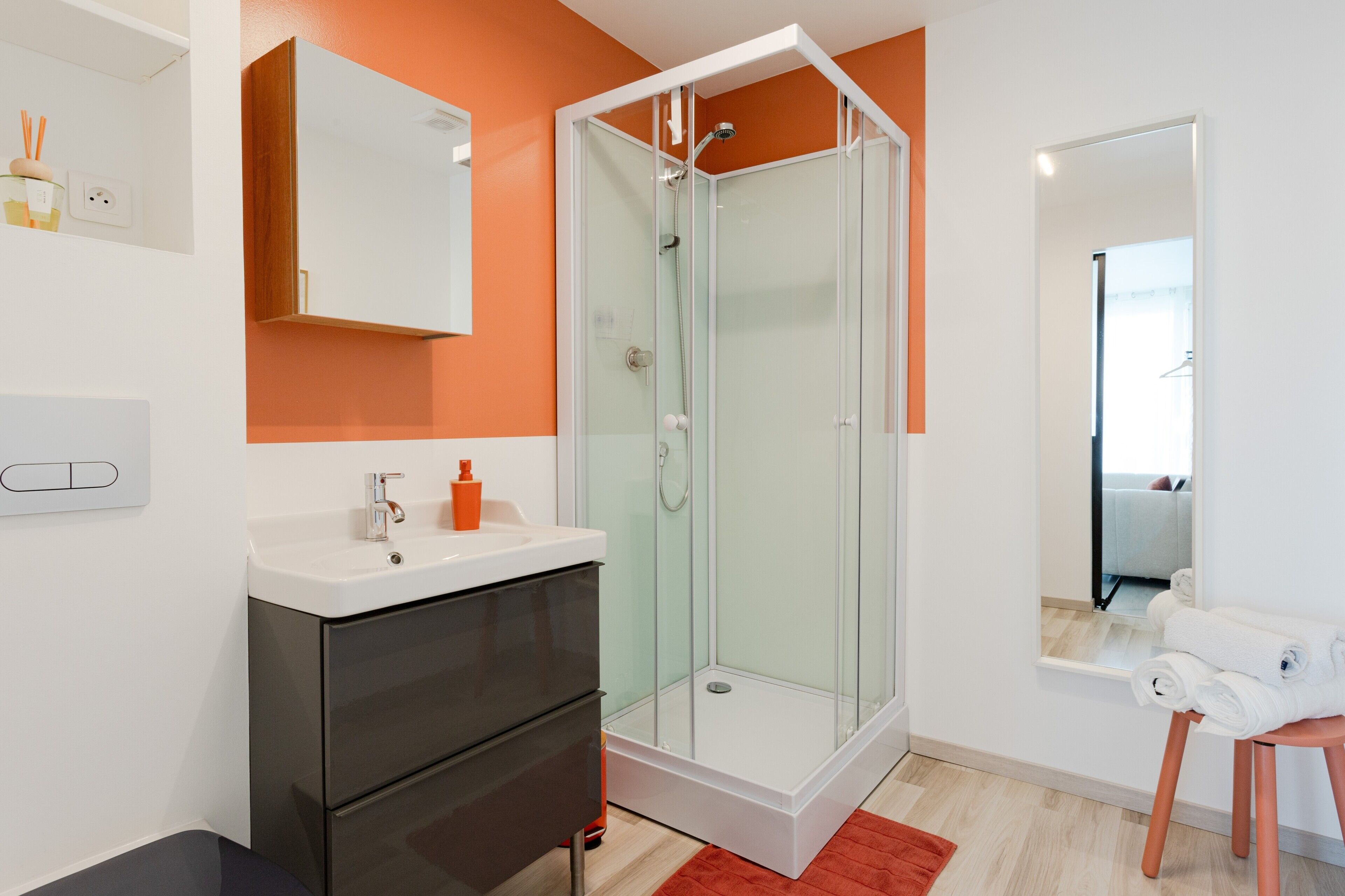 Een douche, een haardroger, handdoeken