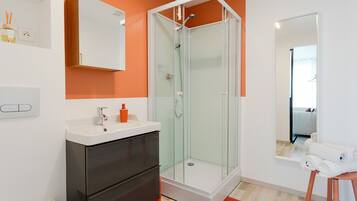 Een douche, een haardroger, handdoeken