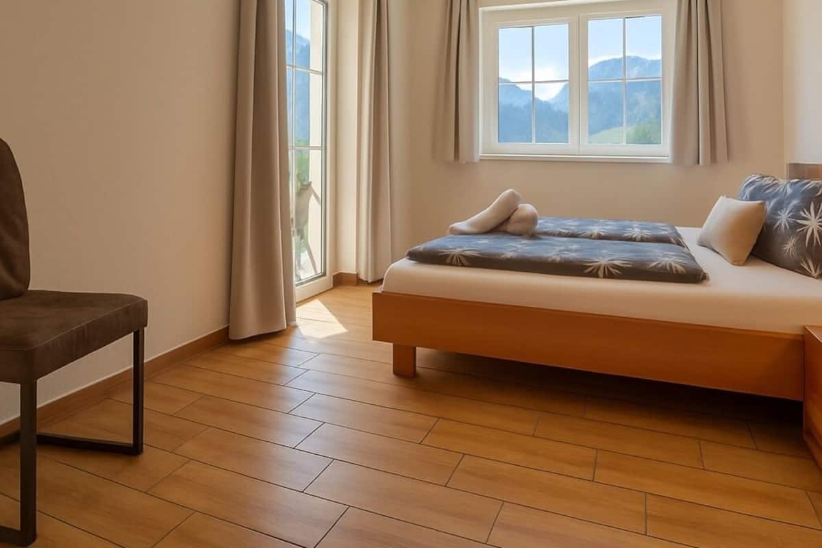 Luksusleilighet, fjellutsikt | Skrivebord for bærbar PC, blendingsgardiner og strykejern/-brett