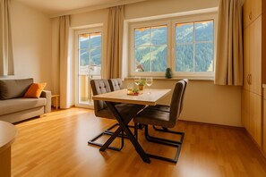 Apartamento conforto, vista para a montanha | Opções para refeição
