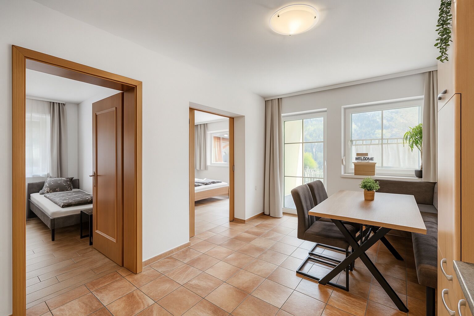 Familieleilighet | Skrivebord for bærbar PC, blendingsgardiner og strykejern/-brett