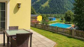 Luksusleilighet, fjellutsikt | Utendørsservering